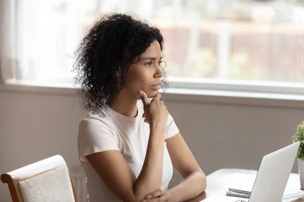 Pensiv Biracial kvinna titta på avstånd tänkande — Stockfoto