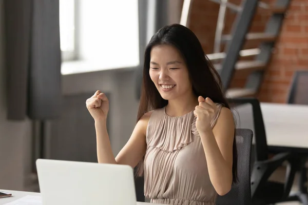 Overjoyed asiatico donna lavoratore celebrando bene progetto finanziario risultato . — Foto Stock