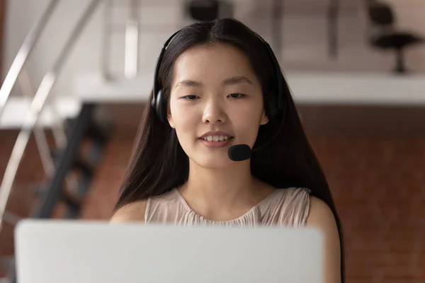 Close-up gelukkige Aziatische vrouw dragen hoofdtelefoon, Consulting client online. — Stockfoto