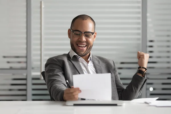 Emocionado hombre de negocios afroamericano celebrando el crecimiento de la compañía económica . — Foto de Stock