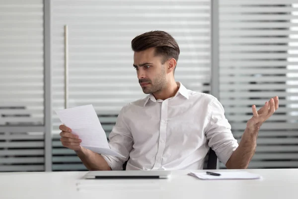 Annoyed young businessman dissatisfied with unexpectedly bad financial project results. — Stock Photo, Image