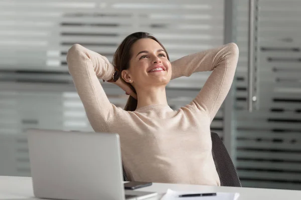 Усміхаючись щаслива бізнес-леді розслабляється, відпочиває в офісі . — стокове фото