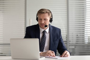 Orta yaşlı akıl hocası eğitim ders online veren.