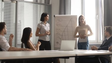 Genç gülümseyen karışık ırk sunum konuşmacı semineri veren.
