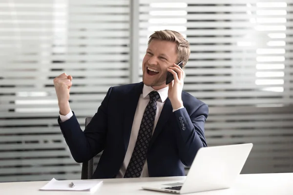 Framgångsrik chef pratar på telefon, firar nya företags klient locka. — Stockfoto