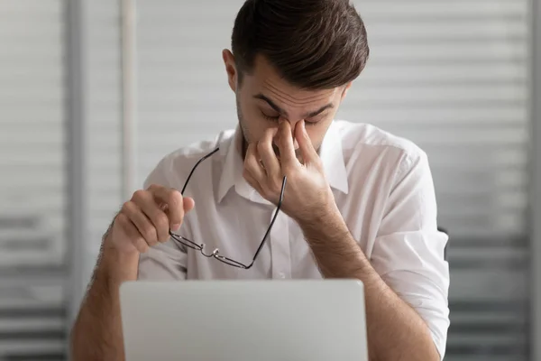 Stressed unhealthy tired businessman suffering from blurred vision. — Stockfoto