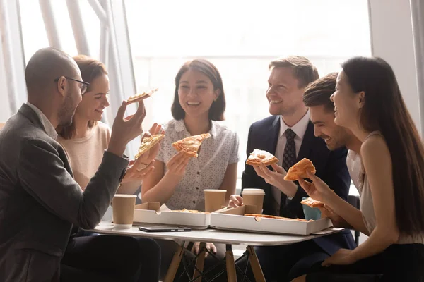 大喜びの会社の多民族スタッフの従業員が昼食に集まりました. — ストック写真