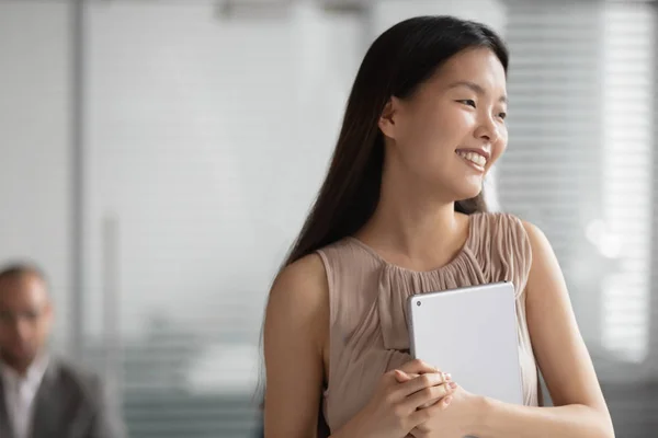 Kopfschuss junge lächelnde chinesische Angestellte schaut weg. — Stockfoto