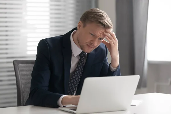 Empresario estresado de mediana edad preocupado por error de trabajo . —  Fotos de Stock