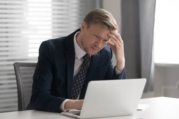 Empresario estresado de mediana edad preocupado por error de trabajo . — Foto de Stock