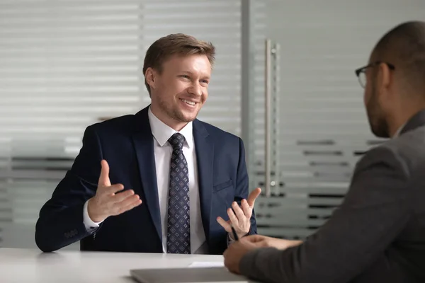 Vrolijke CEO sharing ideeën van bedrijfsontwikkeling met partner. — Stockfoto