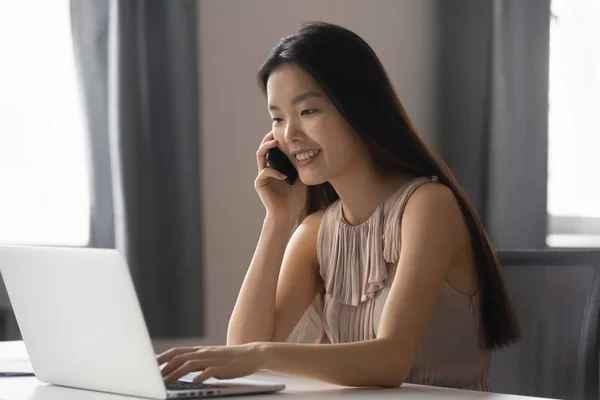 Gelukkige jonge Aziatische medewerker bespreekt project details met corporate client. — Stockfoto