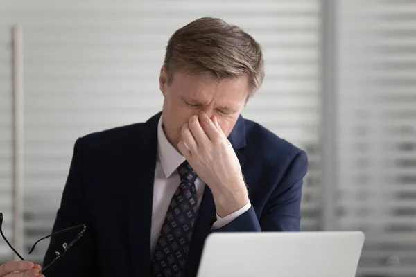 Vermoeide middelste leeftijd mannelijke manager lijdt aan droge ogen syndroom. — Stockfoto