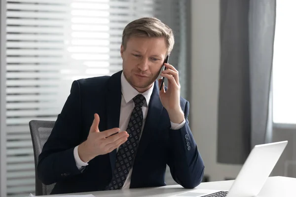 Centrado confianza empresario celebración de llamadas de negocios con el cliente corporativo . — Foto de Stock