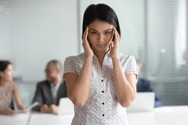 Ritratto di giovane dipendente coreano stressato che soffre di mal di testa . — Foto Stock