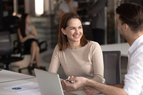 Gerente mujer feliz escuchando confiado líder de equipo masculino . —  Fotos de Stock