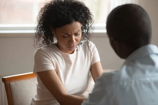 Molesto biracial pareja hablar haciendo las paces en casa — Foto de Stock