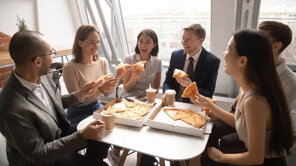 Overjoyed mutlu karışık yarış şirketi çalışanları özel bir gün kutluyor.