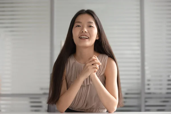 Professora de línguas profissional coreana sorrindo dando aula ao cliente . — Fotografia de Stock