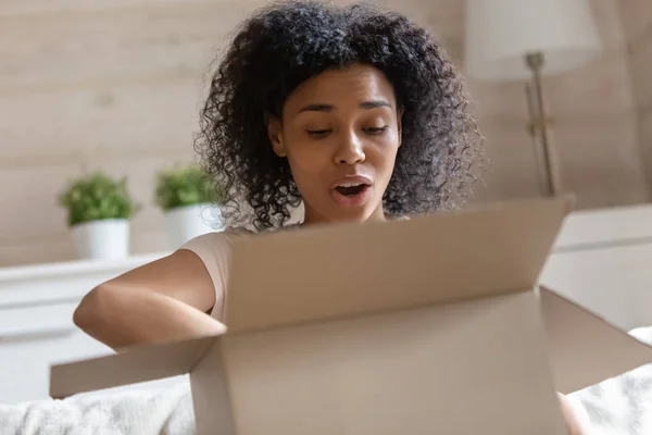 Femme afro-américaine frustrée déçue par le service de livraison — Photo