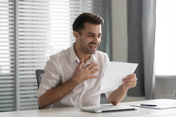 Excited young businessman received letter with unexpectedly good news. — Stock Photo, Image