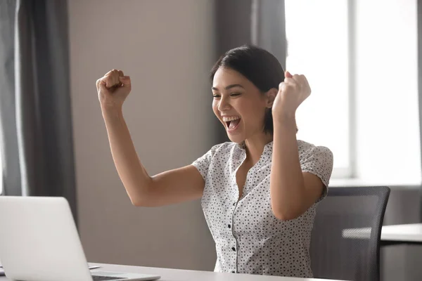 Emocionado joven asiático mujer de negocios celebrando con éxito los resultados del proyecto financiero . — Foto de Stock