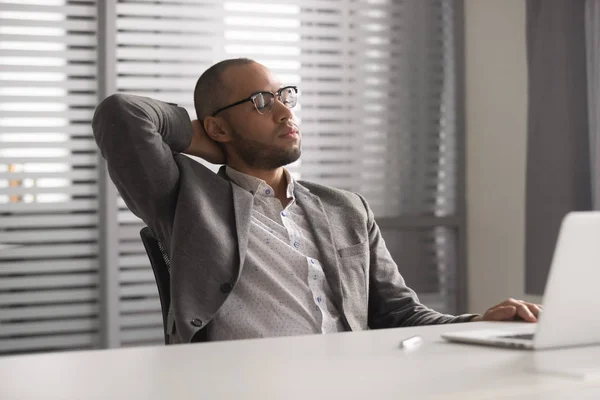 Estresado hombre de negocios afroamericano tratando de relajarse en la oficina . — Foto de Stock