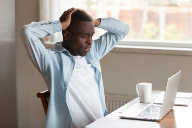 Sinirli biracial adam dizüstü bilgisayarda virüs saldırısı ile şok