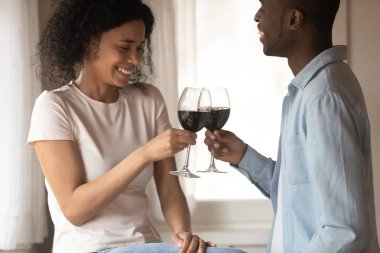 Mutlu biracial aile evde tarih zevk kutluyor