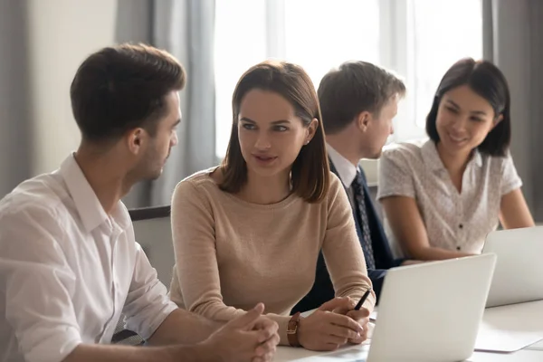 Skoncentrowanych pracowników pracujących na Coworking przestrzeni w międzynarodowym biurze firmy. — Zdjęcie stockowe