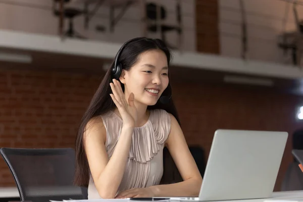 微笑的亚洲商务女性举行视频聊天通话与客户. — 图库照片