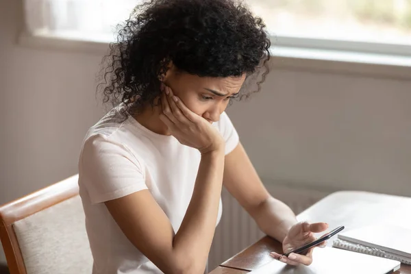 Frustrated biracial woman having operational cellphone problems — Stock Photo, Image