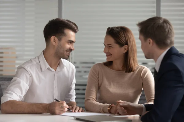 Joven feliz casado familia pareja tomar decisión antes de firmar contrato . — Foto de Stock