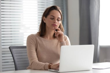 Ciddi kadın ceo ofiste sert sorun çözümü üzerinde düşünme.