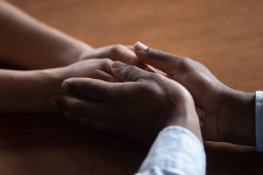 Yakın biracial çift romantik an sahip el ele tutuşmak
