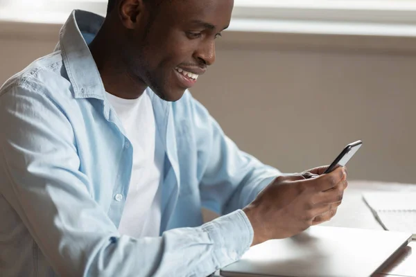 Lachende biracial man hebben aangename praatje op mobiele telefoon — Stockfoto