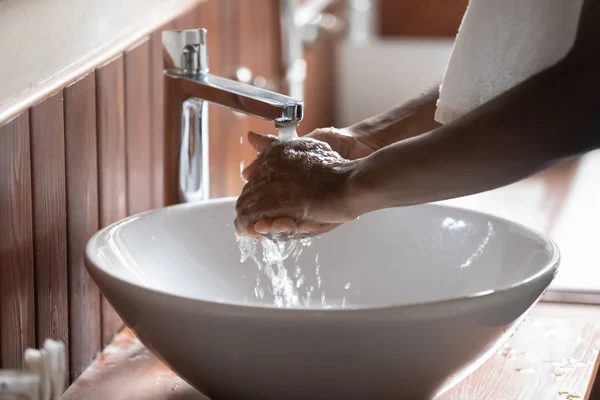 Primer plano del hombre lavarse las manos en el fregadero por la mañana —  Fotos de Stock