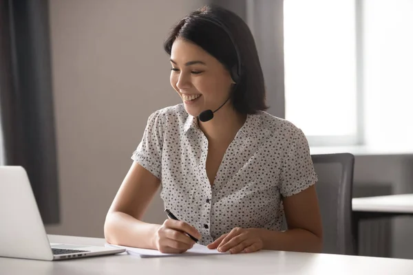 Mujer asiática feliz usando auriculares, ayudando a cliente con problema . —  Fotos de Stock