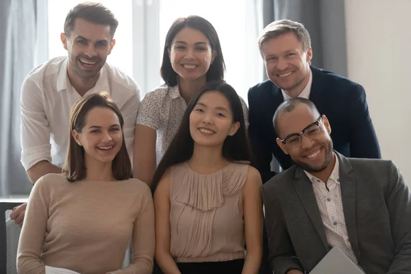 Retrato de equipo internacional multicultural profesional feliz . — Foto de Stock