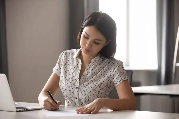 Wanita pengusaha muda Asia yang terkonsentrasi menandatangani kontrak penting . — Stok Foto