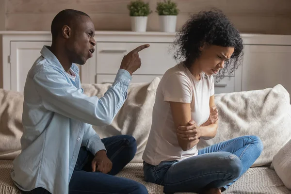 Loco africano americano hombre regañar culpa ofendido esposa — Foto de Stock