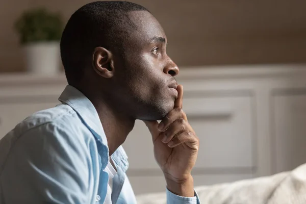 Profiel weergave van peinzende biracial man denken van probleem — Stockfoto