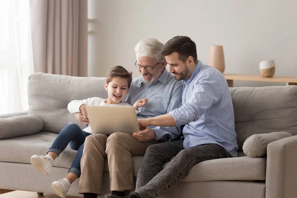 Heureux trois génération famille grand-père père et petit-fils en utilisant un ordinateur portable — Photo