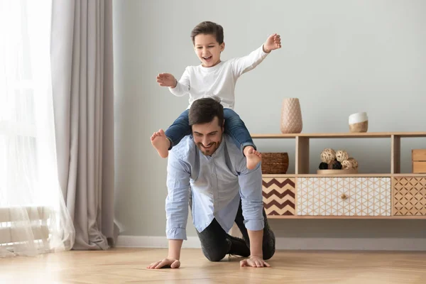 Familia feliz niño emocionado jugando con el padre en casa —  Fotos de Stock