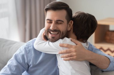 Sevimli çocuk oğlu babalar günü tebrik sevgi baba kucaklayan