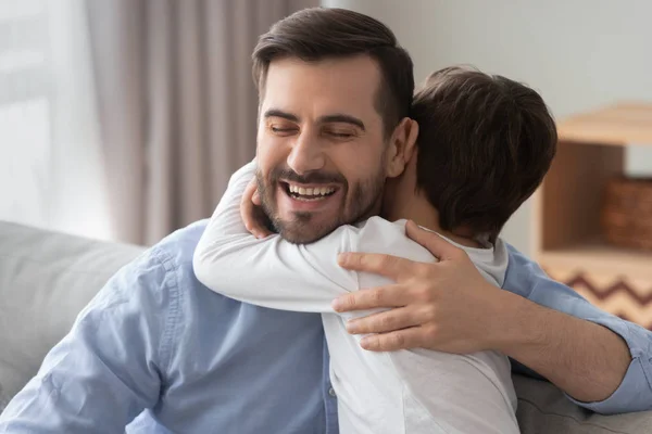 Mignon fils enfant embrassant papa affectueux félicitant le jour des pères — Photo