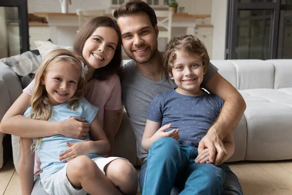 Ritratto di felice famiglia di quattro persone . — Foto Stock