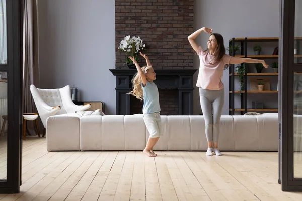 Overjoyed jonge moeder dansen met kleine schattige schattige lachende dochter. — Stockfoto