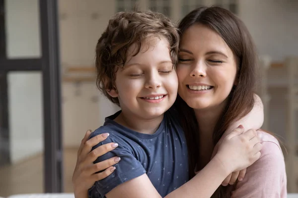 Head Shot närbild porträtt lycklig familj av två limning. — Stockfoto