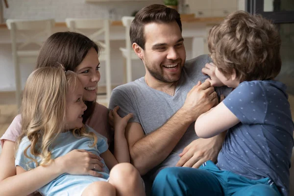 Overjoyed ebeveynler küçük çocuklar ile boş hafta sonu zaman zevk. — Stok fotoğraf